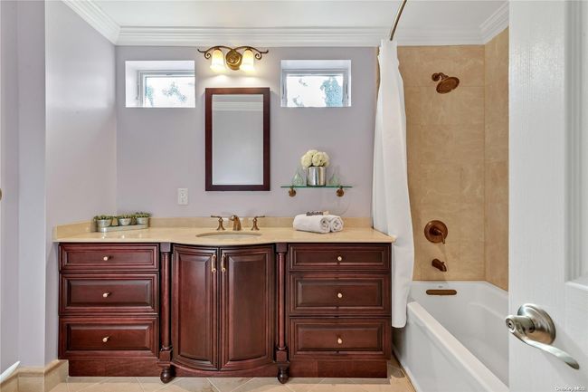 34 Boulevard, House other with 8 bedrooms, 4 bathrooms and null parking in Malba NY | Image 19