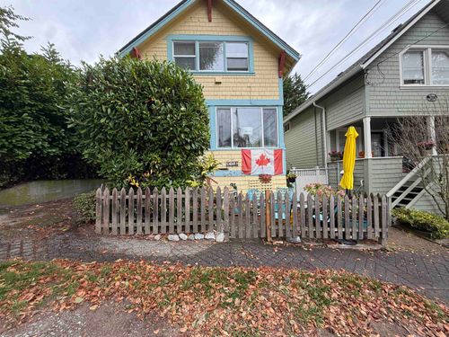 11XX Elm Street, White Rock, BC, V4B3R9 | Card Image