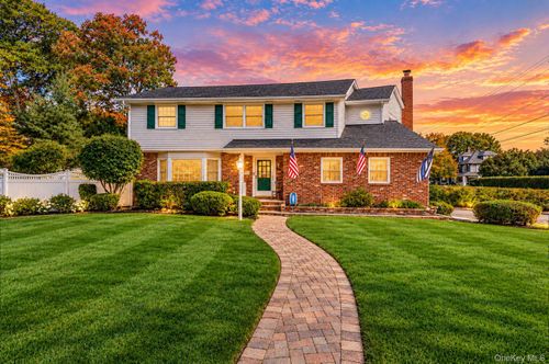 40 Iroquois Dr, Brightwaters, NY, 11718-1209 | Card Image