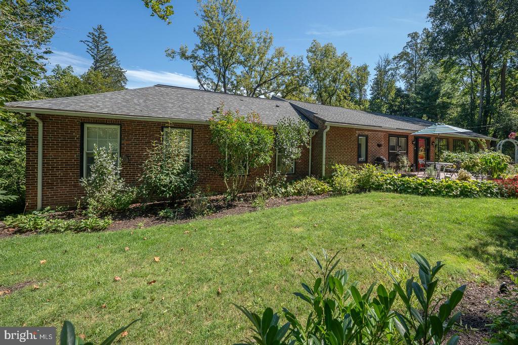 Montgomery Ln, Wayne, PA 19087