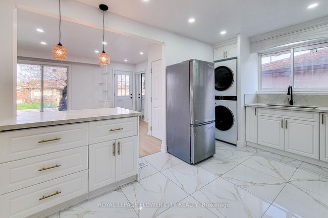 56 Moxley Dr, House other with 6 bedrooms, 4 bathrooms and 5 parking in Hamilton ON | Image 8