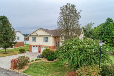 215 Fox Meadows Drive, House other with 3 bedrooms, 2 bathrooms and null parking in Church Hill TN | Image 3