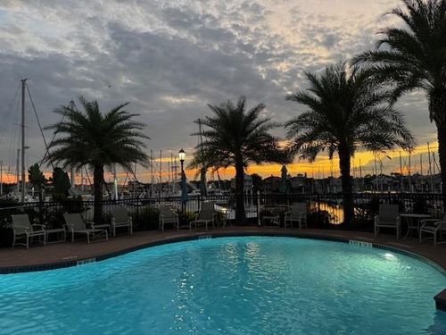 517 Mariners Dr, Kemah, TX, 77565-2256 | Card Image