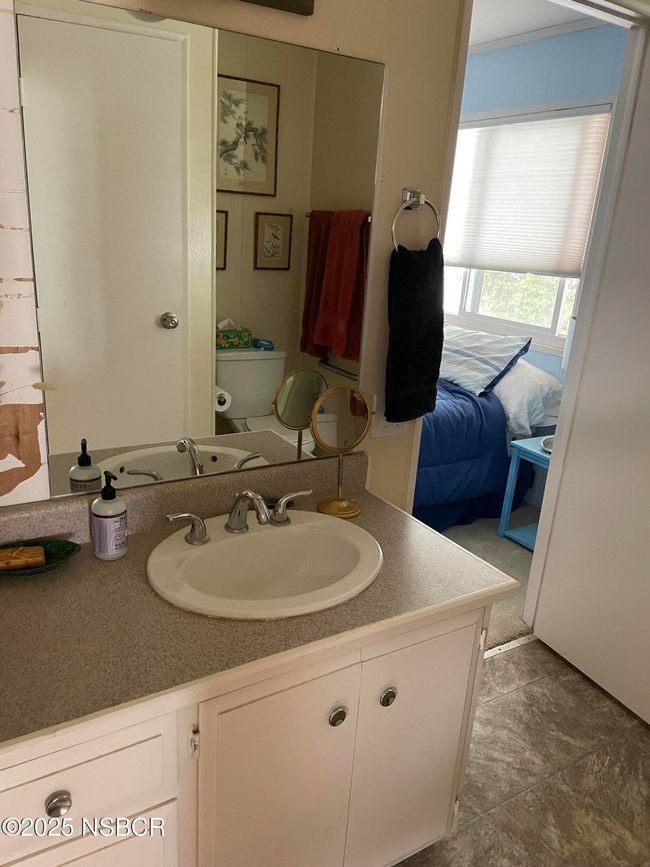 guest bath | Image 17