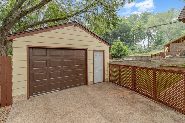 Detached 1 1/2 car garage | Image 19
