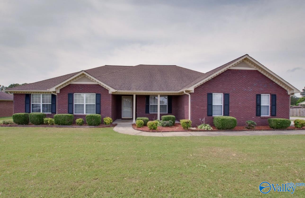 Maple Leaf Dr, Huntsville, AL 35811