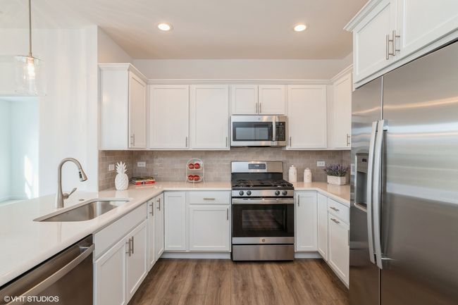 330 W Meister Ave, Condo with 2 bedrooms, 2 bathrooms and 1 parking in Elmhurst IL | Image 6