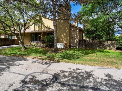 1652 S Hill Cir, Bloomfield Hills, MI, 48304-1186 | Card Image