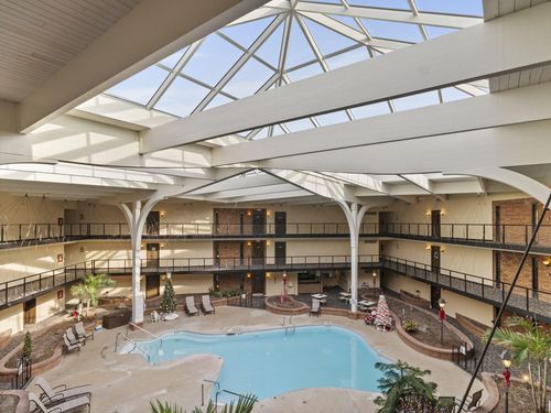 apt-369-6100 W Stonehedge Dr, Greenfield, WI, 53220-4604 | Card Image