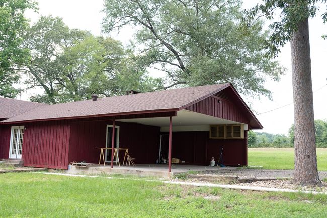 View of outdoor structure | Image 35