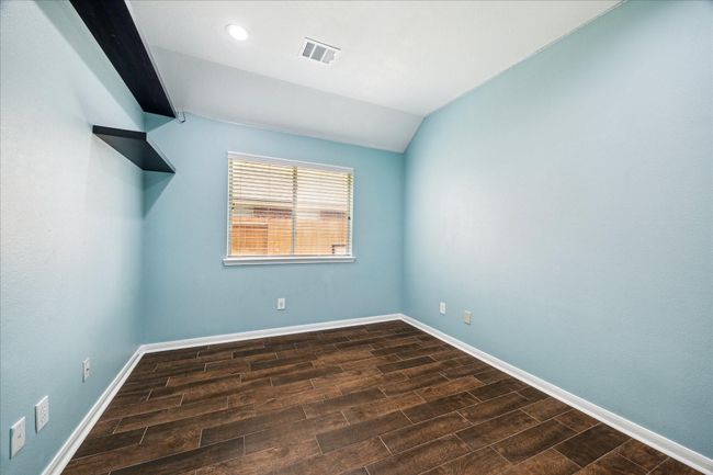 Secondary bedroom with closet | Image 25