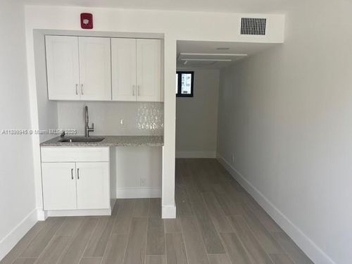 cab16-20281 E Country Club Dr, Aventura, FL, 33180-3010 | Card Image