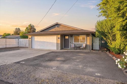 675 Berrydale Ave, Medford, OR, 97501-1621 | Card Image