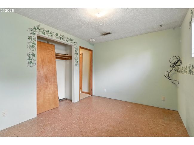 1425 Se 9 Th St, House other with 6 bedrooms, 3 bathrooms and null parking in Gresham OR | Image 30