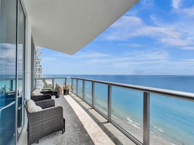 1807 - 17001 Collins Ave, Condo with 1 bedrooms, 2 bathrooms and null parking in Sunny Isles Beach FL | Image 1