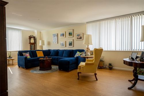 apt-4v-269 Grand Central Pkwy, Floral Park, NY, 11005-1004 | Card Image