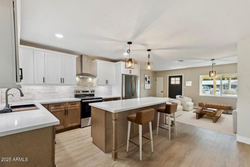 2202 E Osborn Rd, Phoenix, AZ, 85016-6620 | Card Image