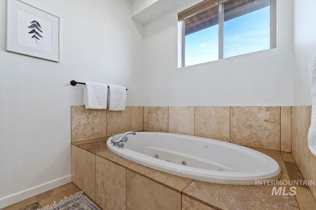 Bathroom with a tub with jets | Image 34