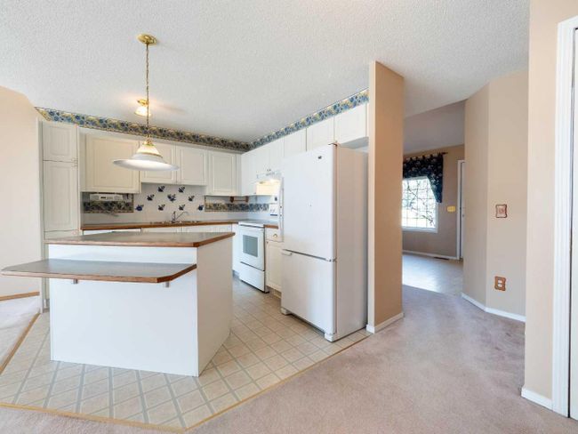 94 Somervale Point Sw, Home with 2 bedrooms, 2 bathrooms and 2 parking in Calgary AB | Image 4