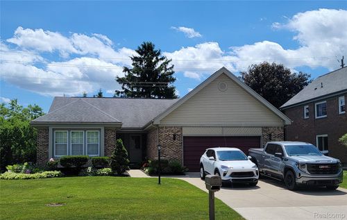 201 Sandalwood Dr, Rochester Hills, MI, 48307-3461 | Card Image