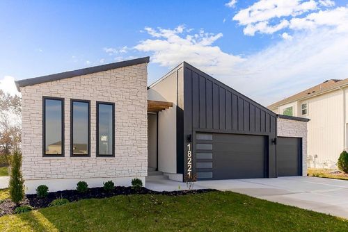 18221 W 168th Ter, Olathe, KS, 66062-7555 | Card Image