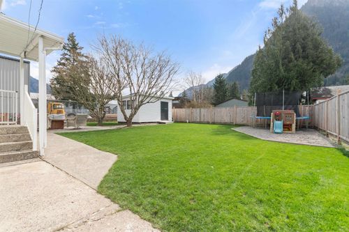522 Raab St, Hope, BC, V0X1L4 | Card Image