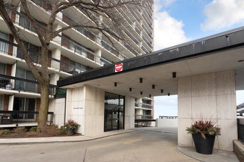 2j-5901 N Sheridan Rd, Chicago, IL, 60660-3628 | Card Image