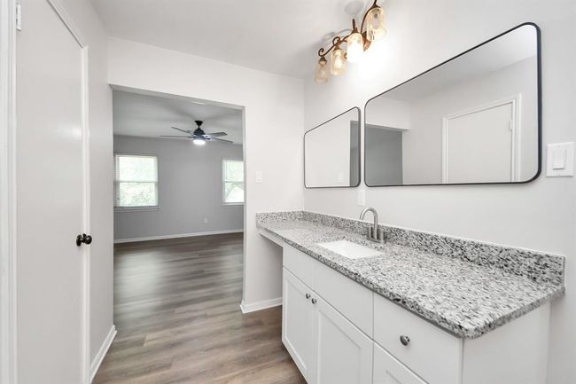 Master vanity bath | Image 33