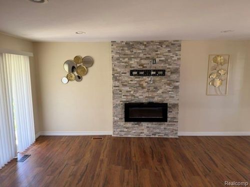 33827 Mint Ct, Sterling Heights, MI, 48310-6062 | Card Image