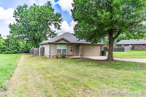 822 S Poplar St, Bristow, OK, 74010-3554 | Card Image