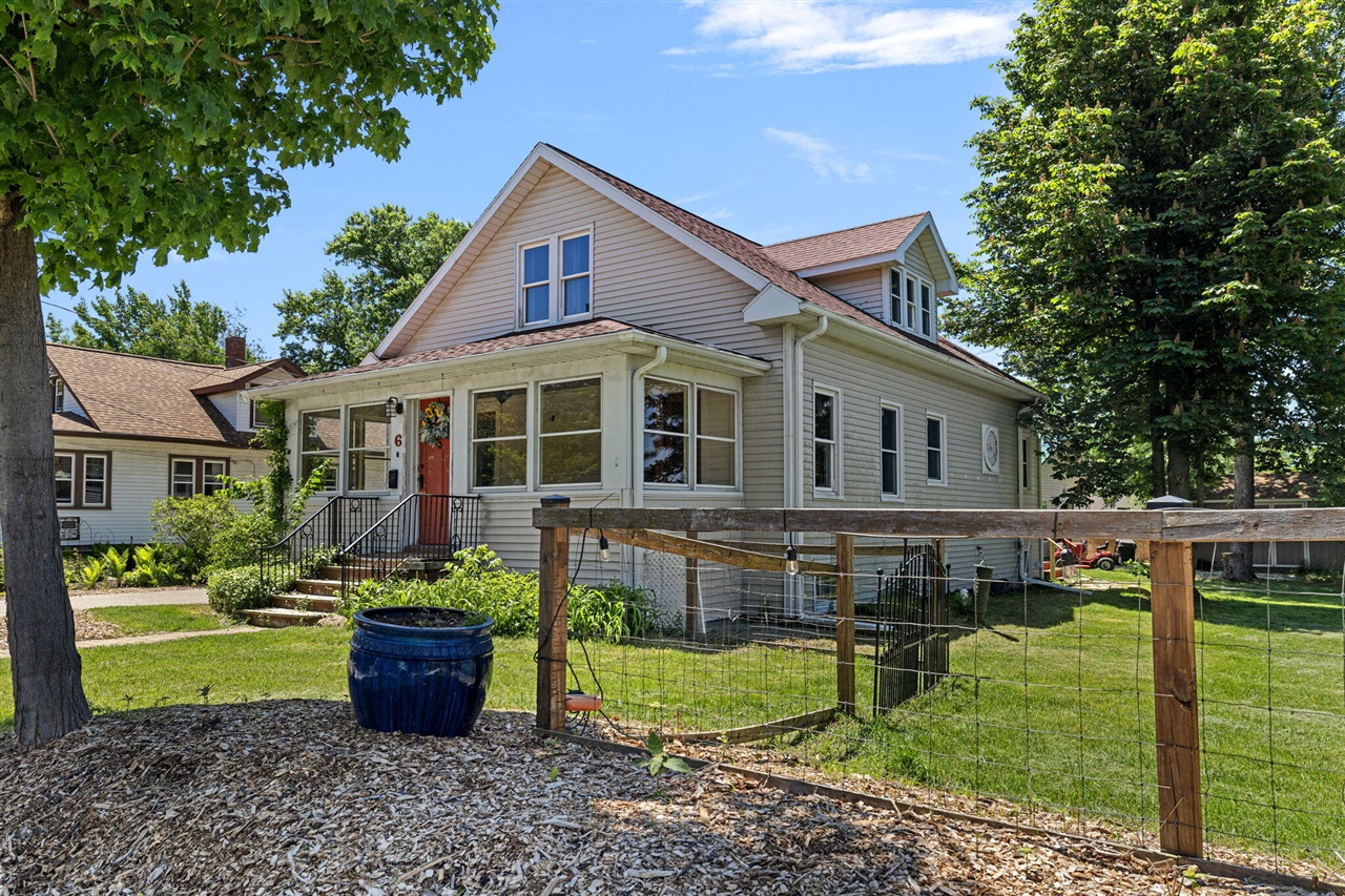 Willard St, New Buffalo, MI 49117