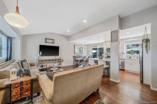 172 W 24th St, Deer Park, NY, 11729-4837 | Card Image