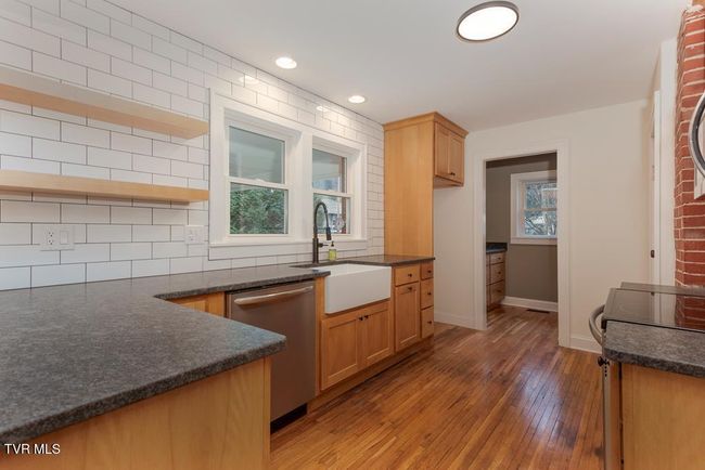 461 S Shady Ave, House other with 3 bedrooms, 3 bathrooms and null parking in Damascus VA | Image 5