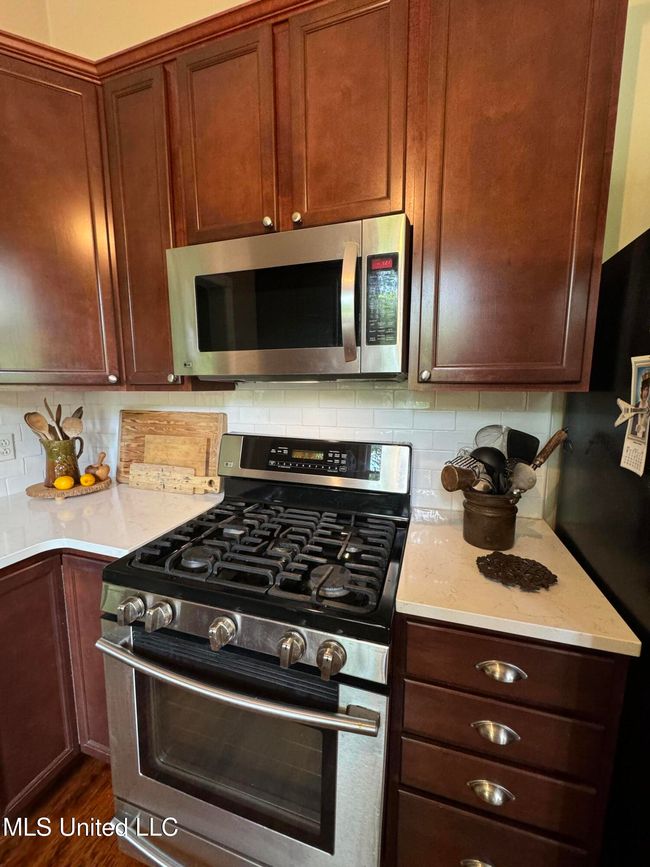 Stove and microwave | Image 15