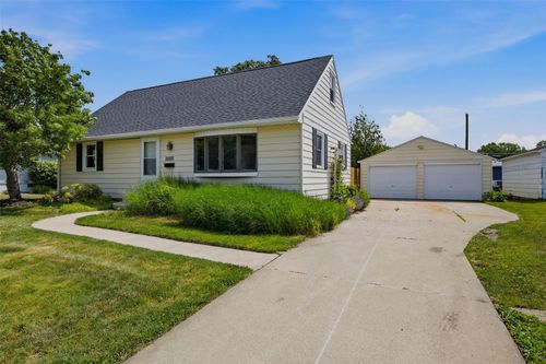 3858 Terrace Hill Dr Ne, Cedar Rapids, IA, 52402-2856 | Card Image