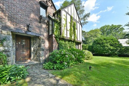 1 Linford Rd, Great Neck, NY, 11021-4418 | Card Image