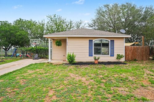 333 Wildrose Dr, Floresville, TX, 78114-3015 | Card Image