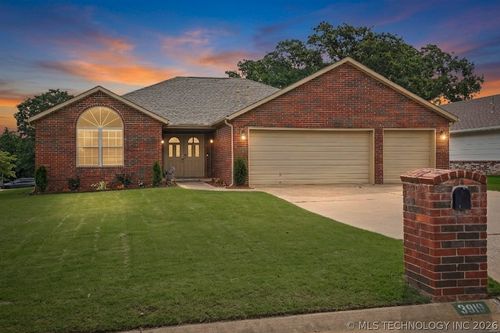 3919 S Rolling Oaks Dr, Tulsa, OK, 74107-4871 | Card Image