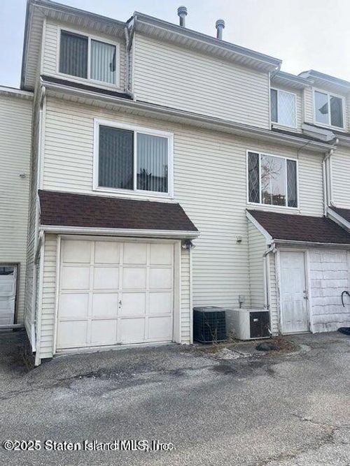 536 Drumgoole Rd W, Staten Island, NY, 10312-1547 | Card Image