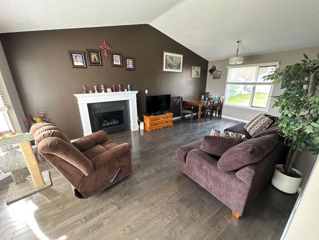 10010 85 Street, Home with 3 bedrooms, 3 bathrooms and 4 parking in Peace River AB | Image 3