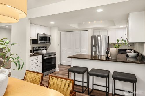 2b-4283 152nd Ct Se, Bellevue, WA, 98006-2542 | Card Image