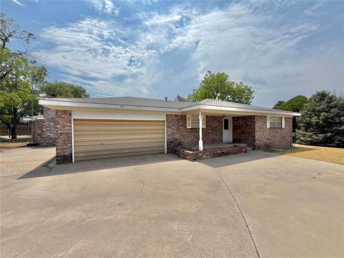 231 Circle Dr, Guymon, OK, 73942-2841 | Card Image