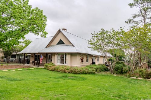 712 W Travis St, Fredericksburg, TX, 78624-2523 | Card Image