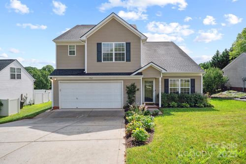 1961 9th Street Pl Se, Hickory, NC, 28602-8498 | Card Image