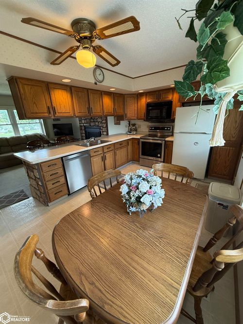 1609 Hillary Ave, Burlington, IA, 52601-3337 | Card Image