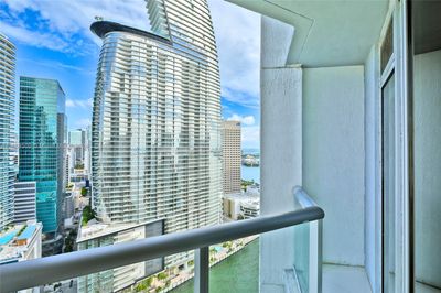 3208 - 475 Brickell Ave, Condo with 0 bedrooms, 1 bathrooms and null parking in Miami FL | Image 2