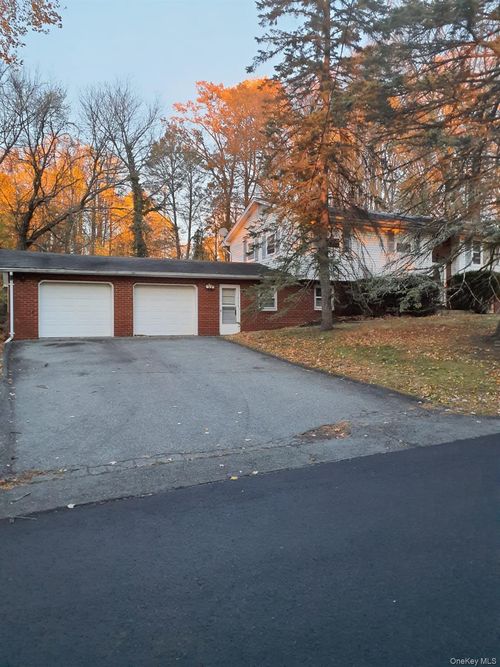 65 Laura Dr, Airmont, NY, 10952-3823 | Card Image