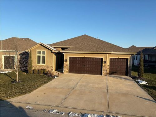 1700 Ne Parkwood Dr, Lee's Summit, MO, 64064-4511 | Card Image