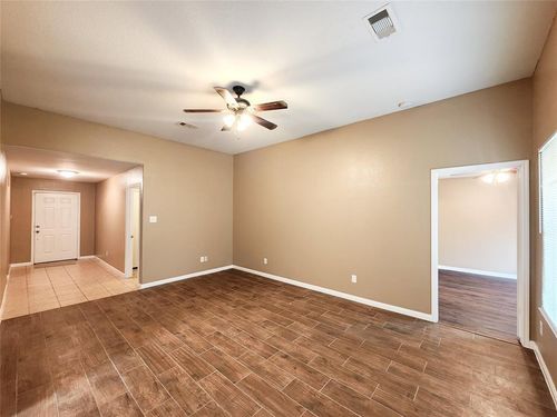 927 Paradise Rd, Baytown, TX, 77521-7019 | Card Image