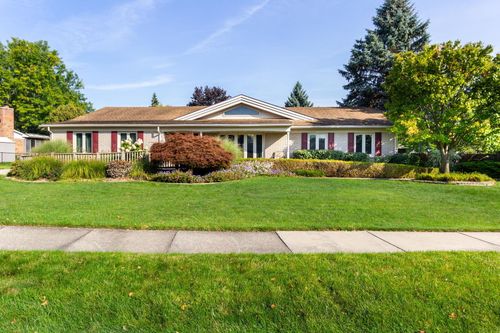 37042 Bennett St, Livonia, MI, 48152-2706 | Card Image